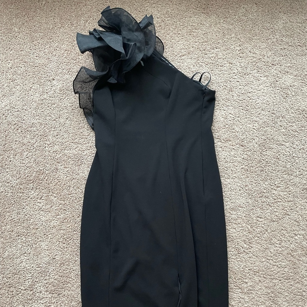 One shoulder Aidan mattox dress. Only worn once. Beautiful.